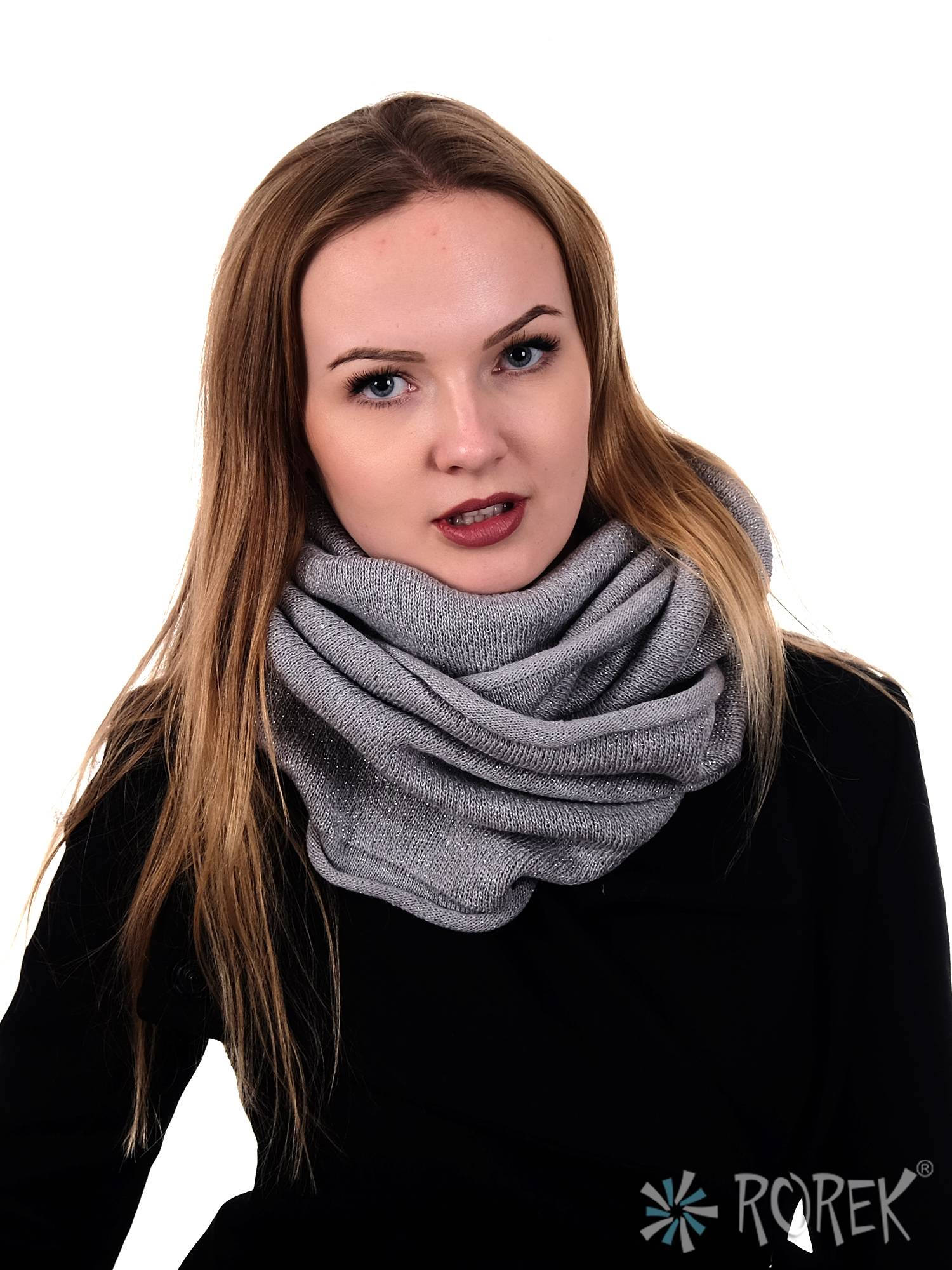 Lekki komin damski przyozdobiony srebrną nicią.